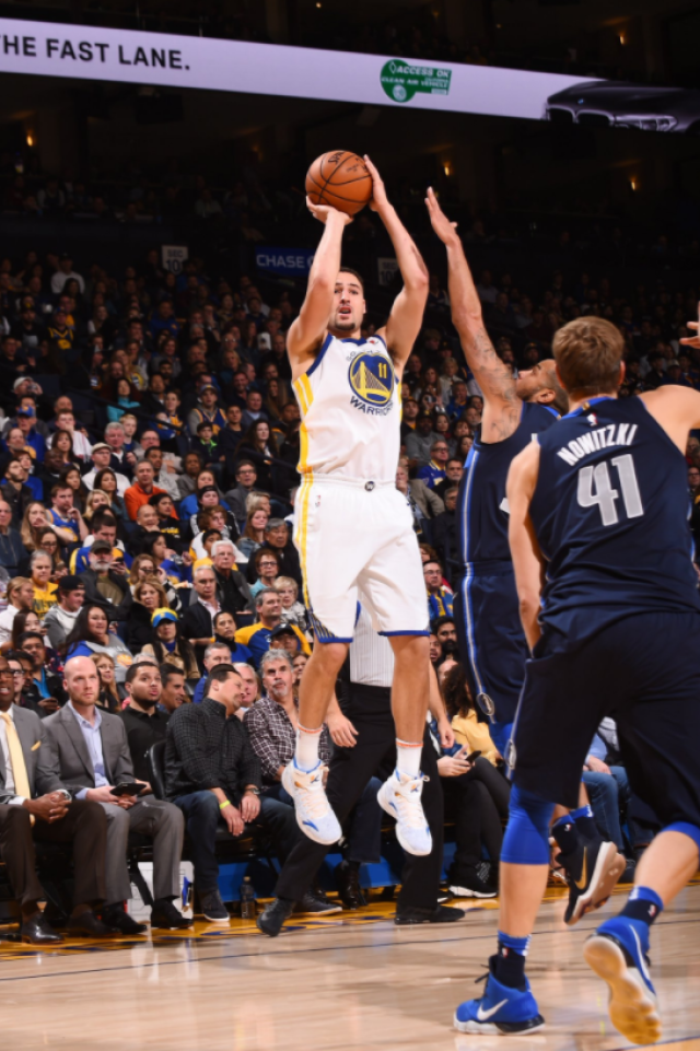  勇士库里三分雨倾盆，主场大胜国王巩固季后赛席位  