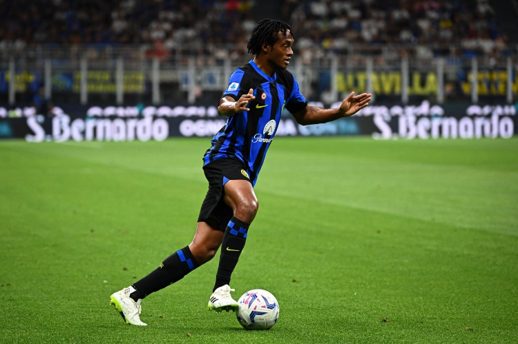  卡利亚里撒丁岛德比，圣埃利亚球场激战逼平尤文